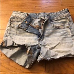 AMERICAN EAGLE LIGHT WASH SIZE 2 STRETCH JEANSHORT
